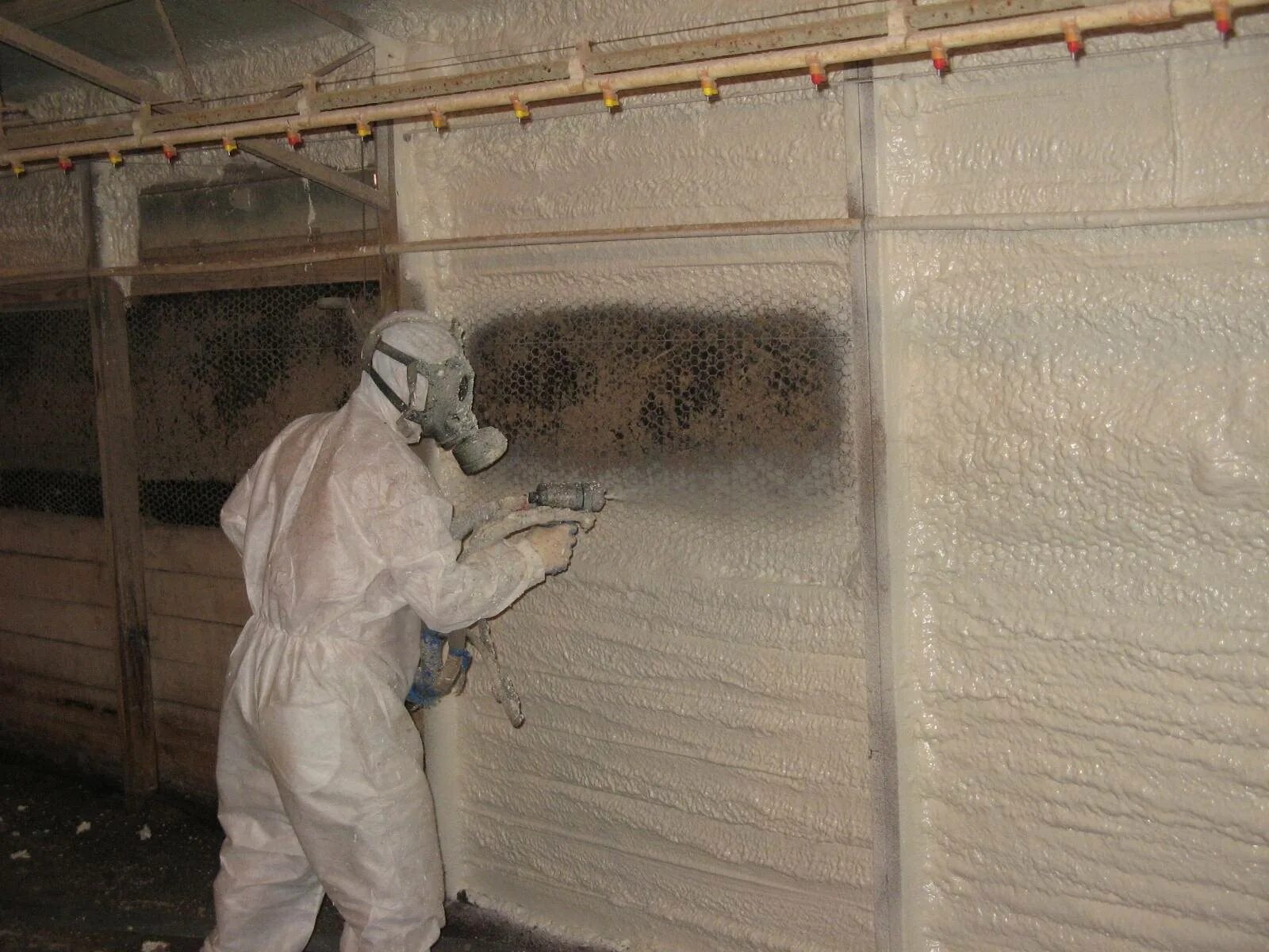 Напыление полиуретаном. Напыляемая теплоизоляция ППУ. Spray Foam Insulation. ППУ изоляция стен. Пена утеплительная теплоизоляция пенополиуретан.