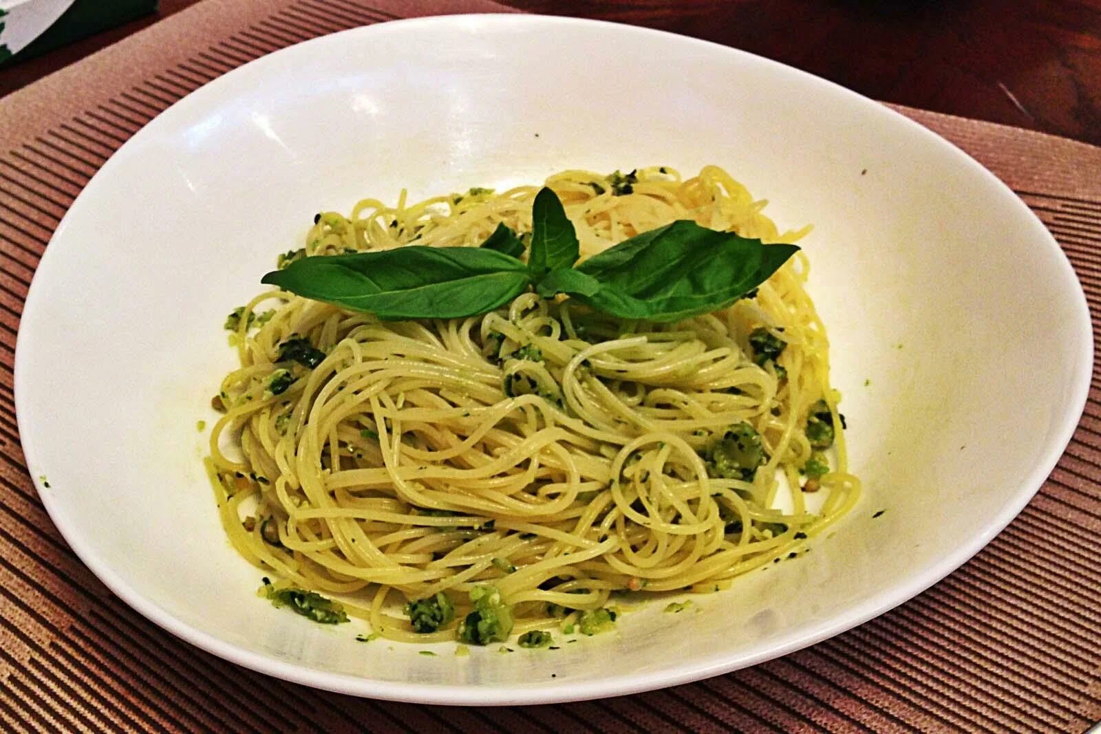 Паста с зеленью. Паста Pesto. Итальянская паста с песто. Паста с песто и пармезаном. Паста песто с базиликом.