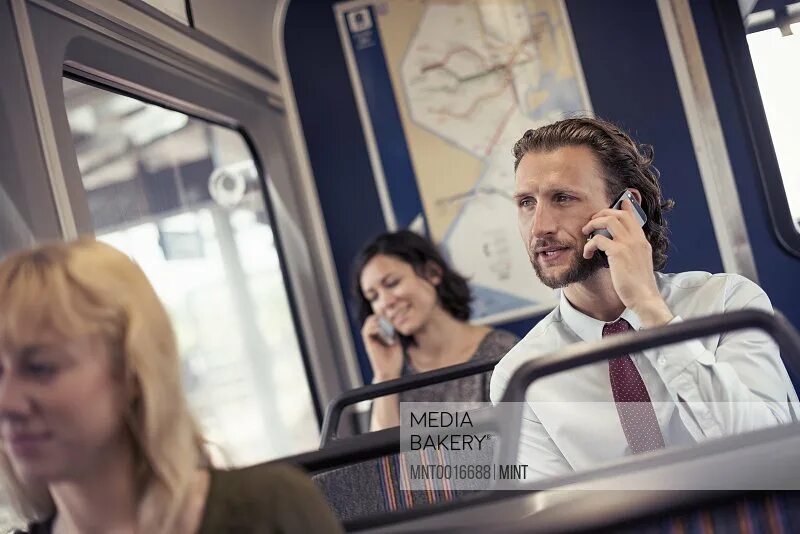 The talking bus. Девушка сидит в автобусе. Разговор в маршрутке. Разговор в автобусе. Добрый транспорт.
