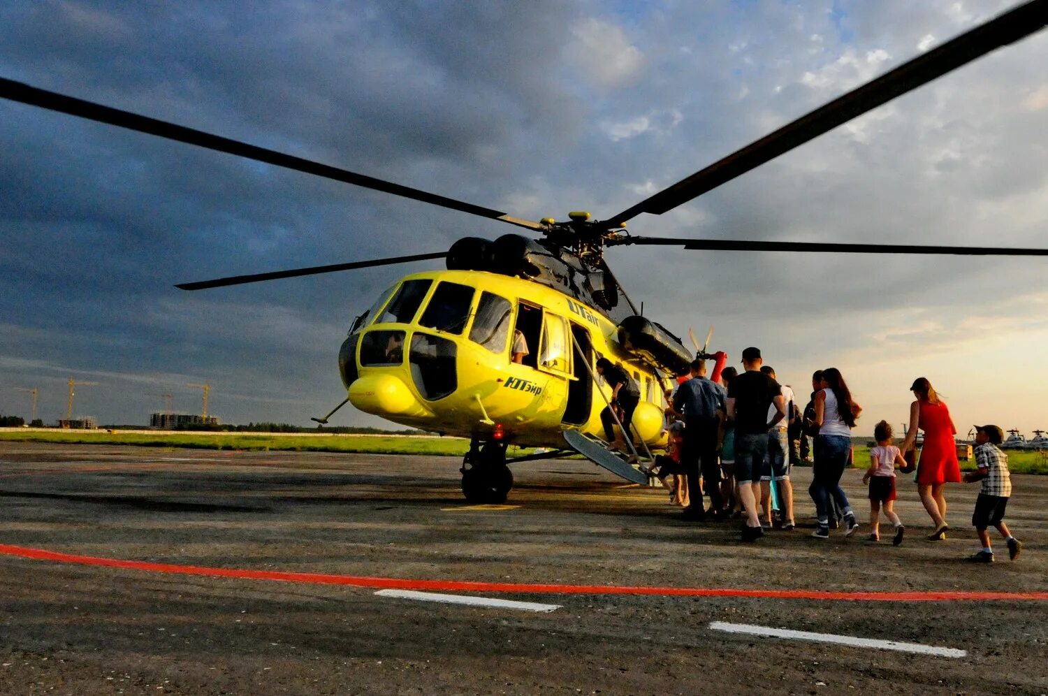 Ми-8 вертолёт. Вертолет ми-8 UTAIR. Вертолёт ми-8 желтый. Вертолет ми-8 в Тюмени.