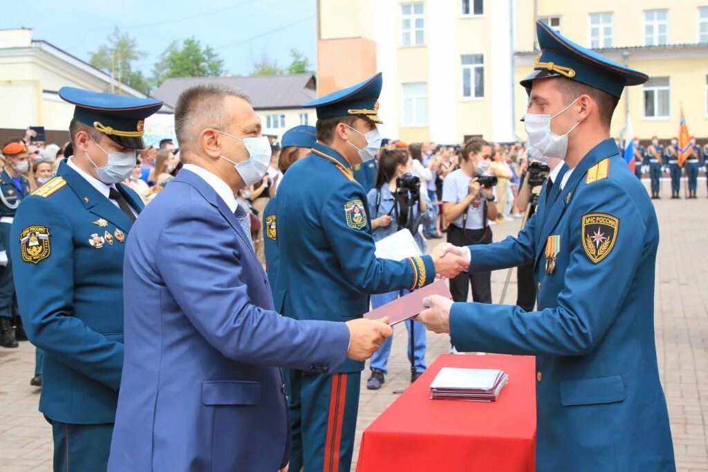 Сайт уральского института гпс мчс. Уральский институт ГПС МЧС России плац. Уральский институт ГПС МЧС России плац сверху. Выпуск АГПС 2012.