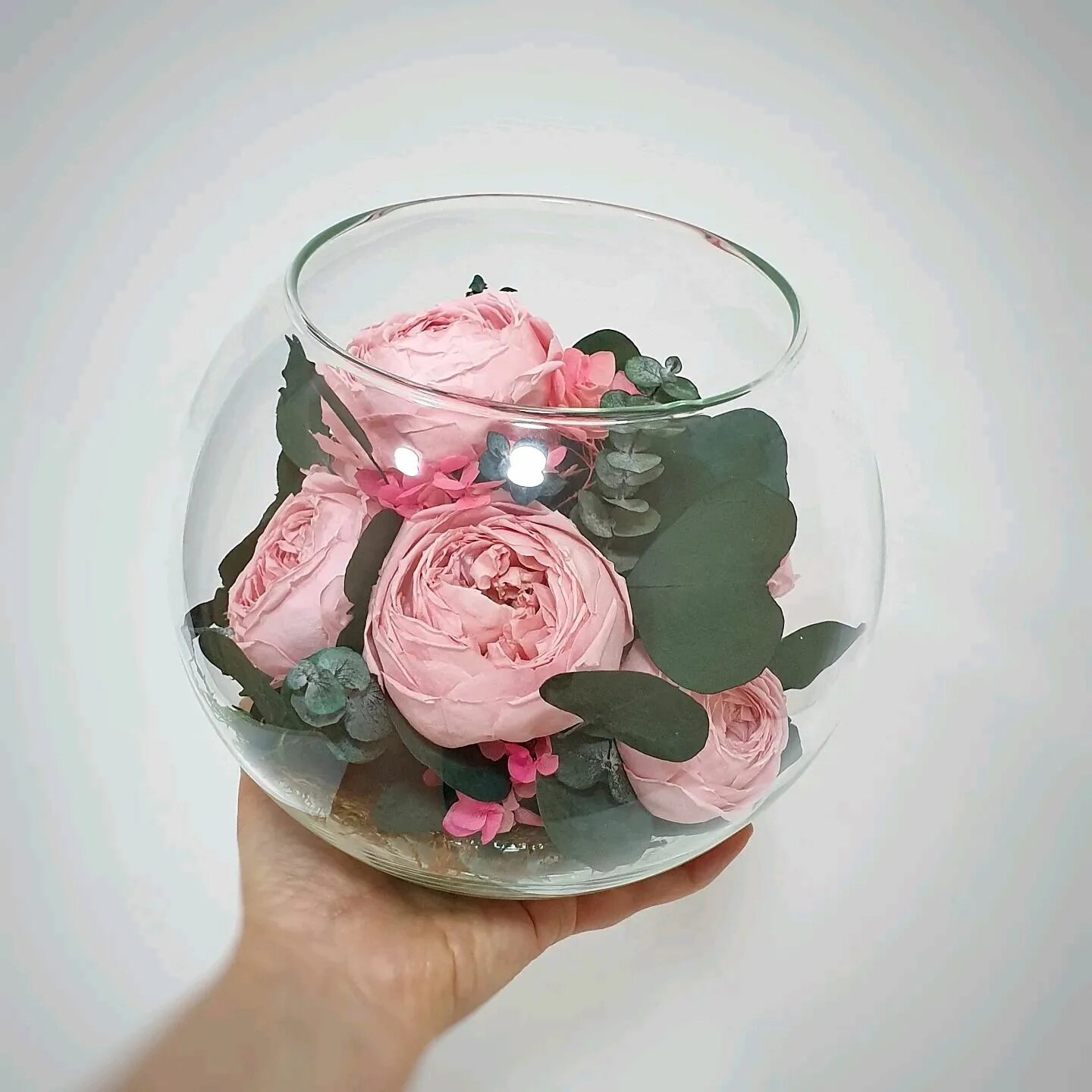 Стабилизированные цветы в стекле. Пионовидные розы в стеклянной вазе. Букеты из стабилизированных цветов в стеклянной вазе.