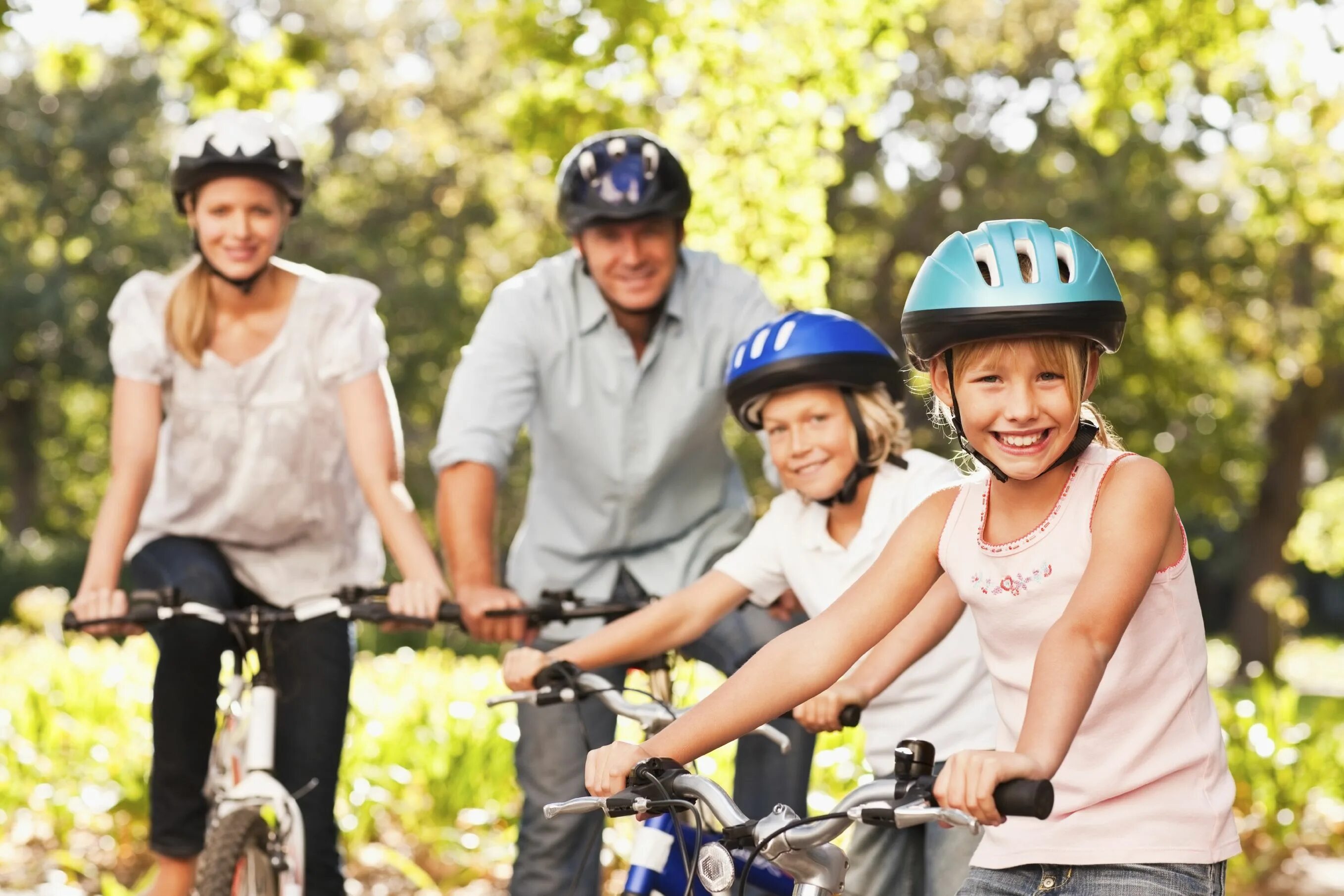 Интересы и развлечения. Увлечения подростков. Семья на велосипедах. Семейные увлечения. Увлечения детей.
