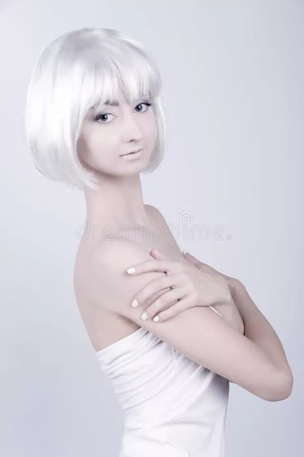 Чисто белые волосы. Девушка в белом парике. Платиновый парик. Парик fever lola wig, red. Парик 20х годов.