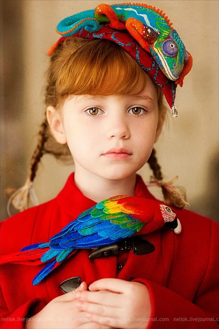 Костюм попугая для девочки. Шляпка райская птичка. Птица головные. Птица головные. Птица с прической.