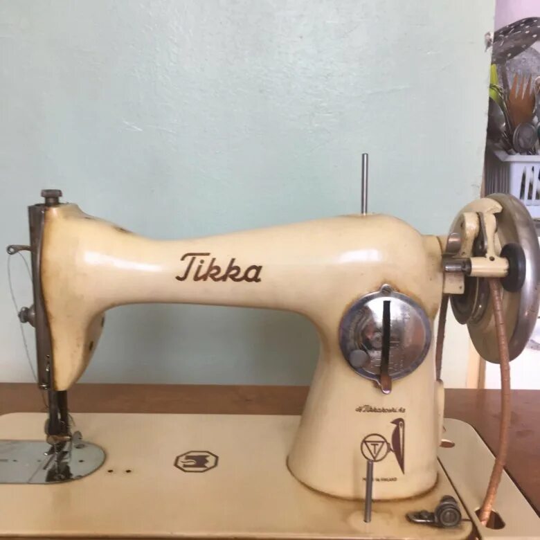 Швейная машинка tikka 1960 года. Швейная машина тикка финляндия 1958 г. Швейная машинка tikka электрическая. Машинка тикка. Машинка тикка.