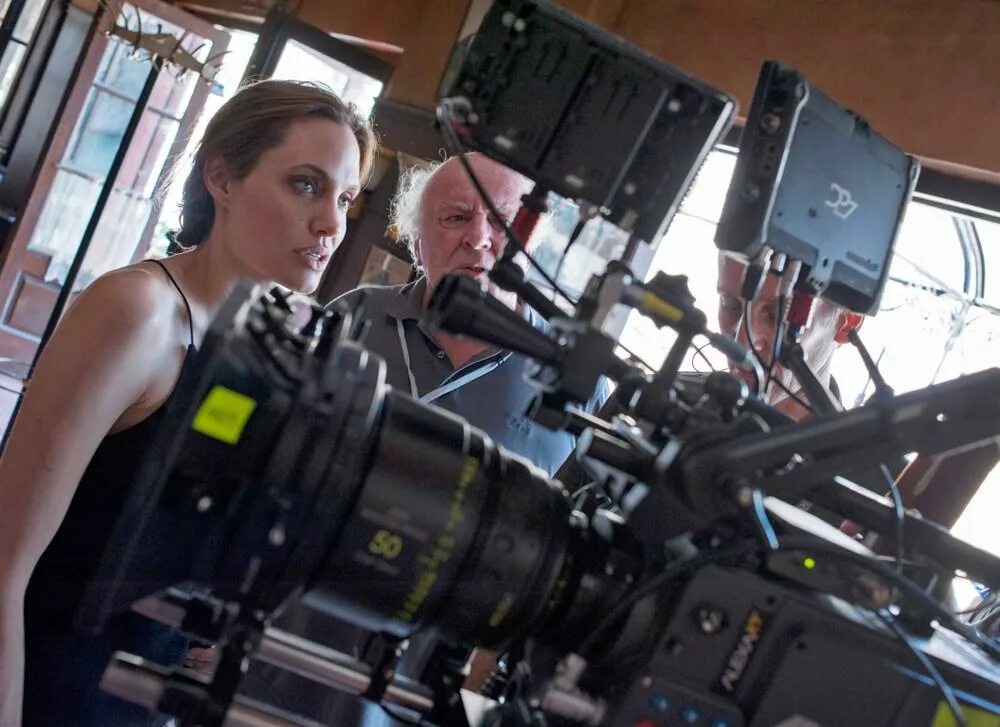 Кристен риттер 2022. Актрисы после съемок. Кэтрин хардвик сумерки. Леонардо ди каприо на съемках. Несломленный анджелина джоли.