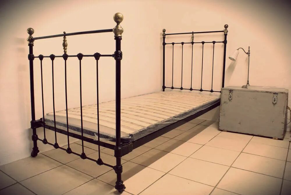 Куплю старые кровати. Старая металлическая кровать. Старинная железная кровать. Советская железная кровать. Железная кровать с пружинами.