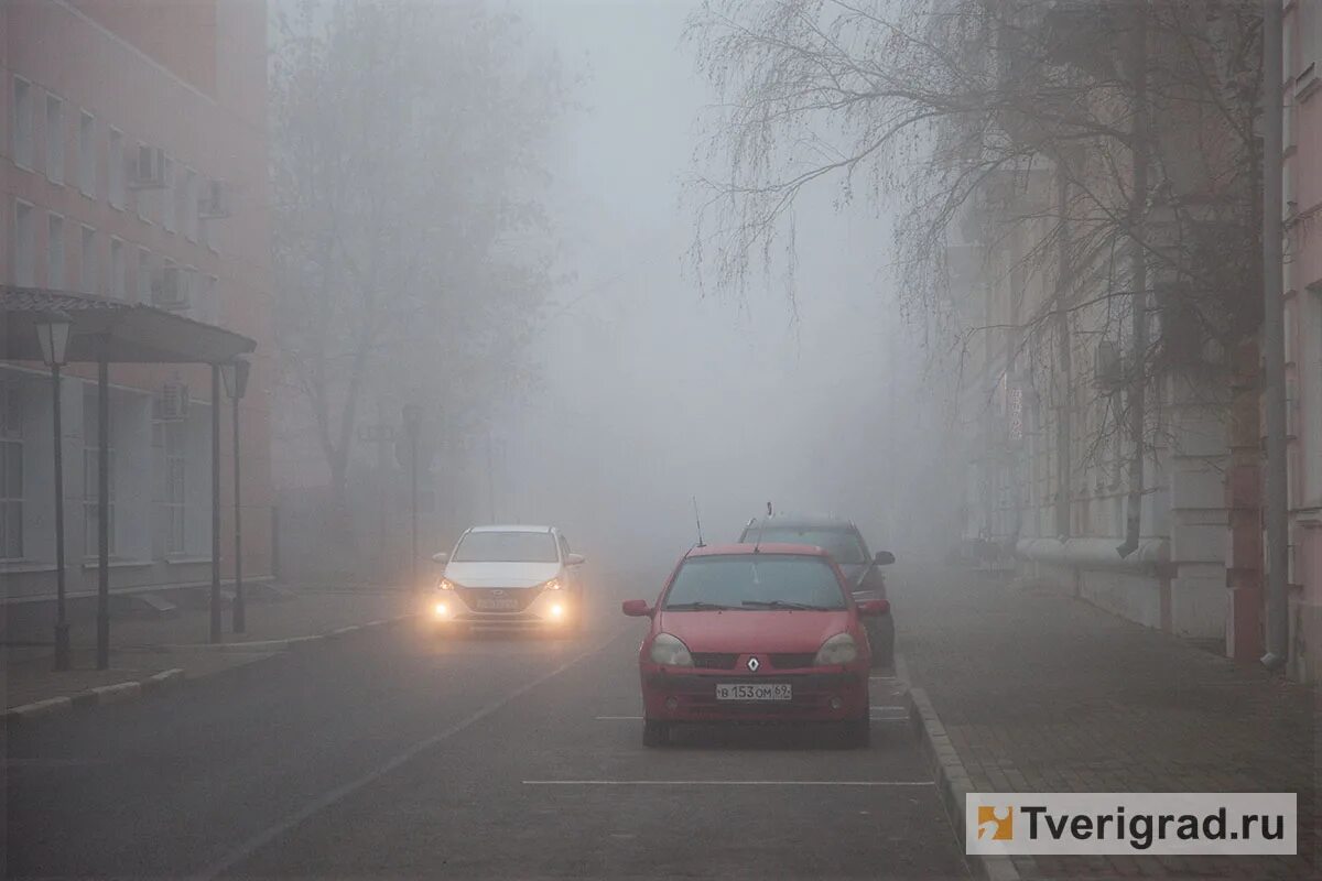 Вдруг навалился густой туман как будто стеной. Тверь туман. Окутанный густым туманом. Самый густой туман. Туман Тверь зима.