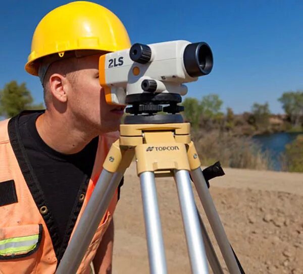 Как пользоваться нивелиром при строительстве. Нивелир geomax zal120. геодезист с нивелиром. нивелир на стройке. оптический нивелир геодезия.