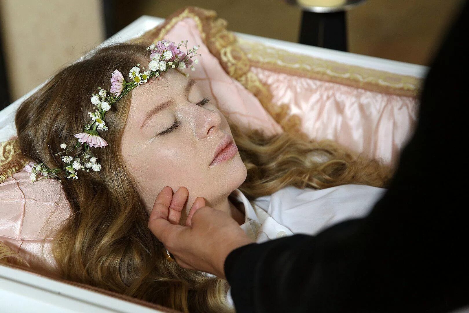 Похоронили в свадебном платье. Умершие женщины. Умершие женщины. Красивая мертвая девушка. Фото покойников женский пол, современные фото 68 лет.