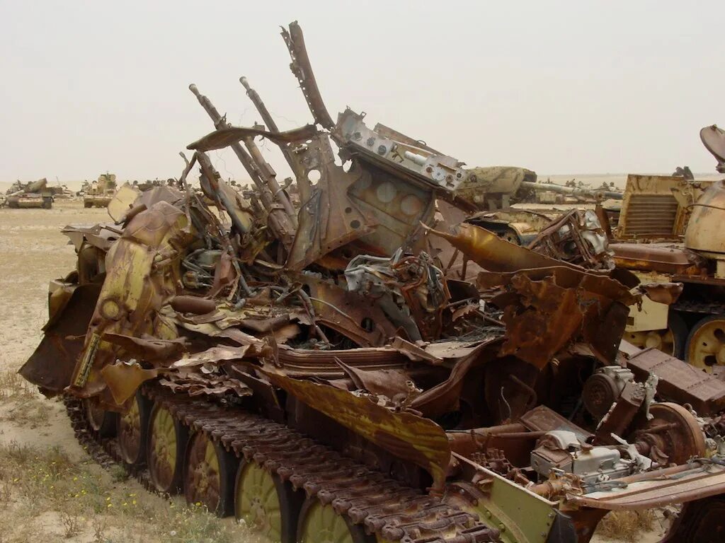 Военные отходы. Свалка военной техники. Кладбище военной техники. Брошенная Военная техника. Свалка танков.