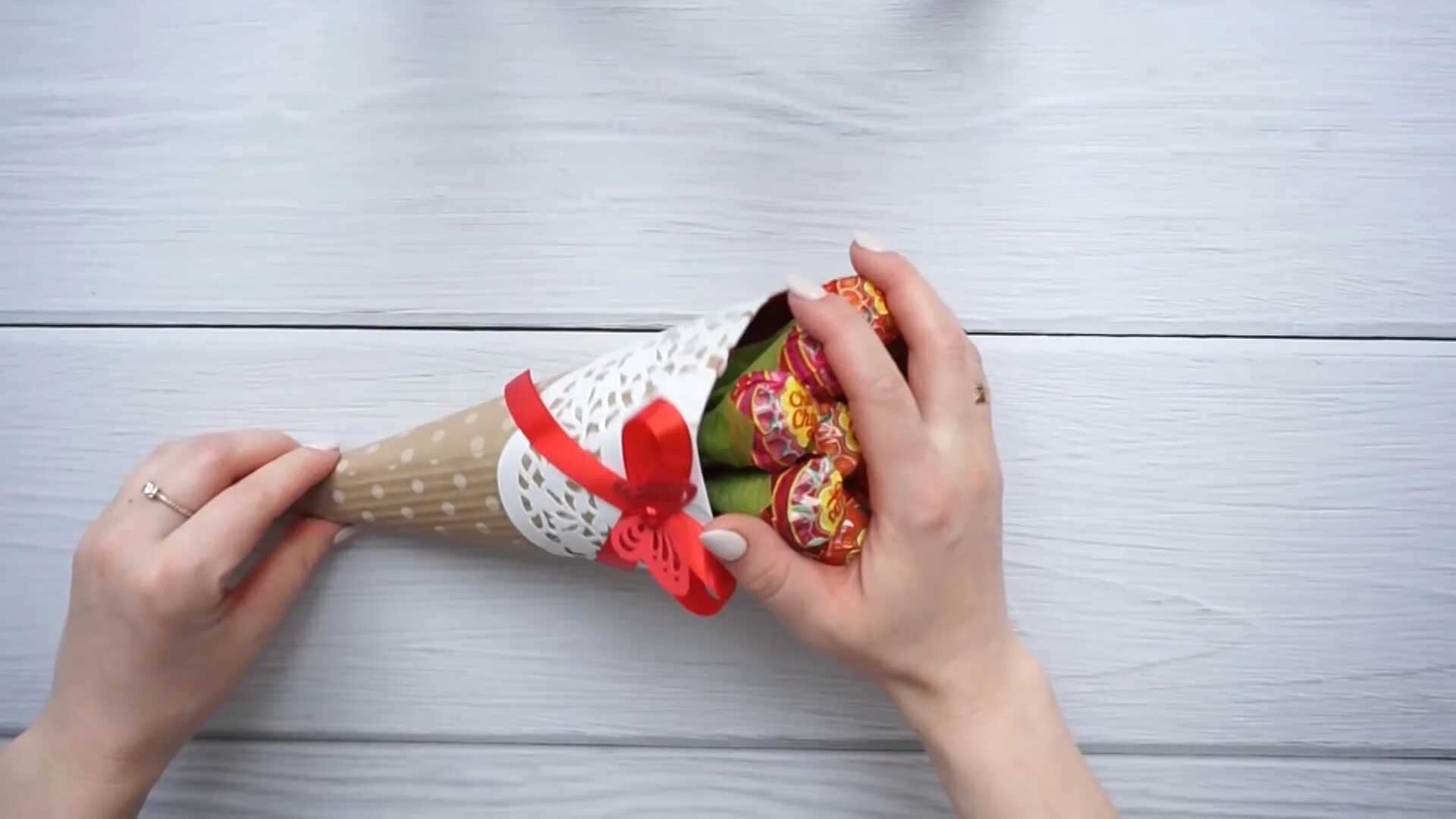 Поделки с чупа чупсом. Сладкий букет из чупа чупсов. Букет из шпажек. Букет чупа чупсов. Упаковка чупа чупсов.