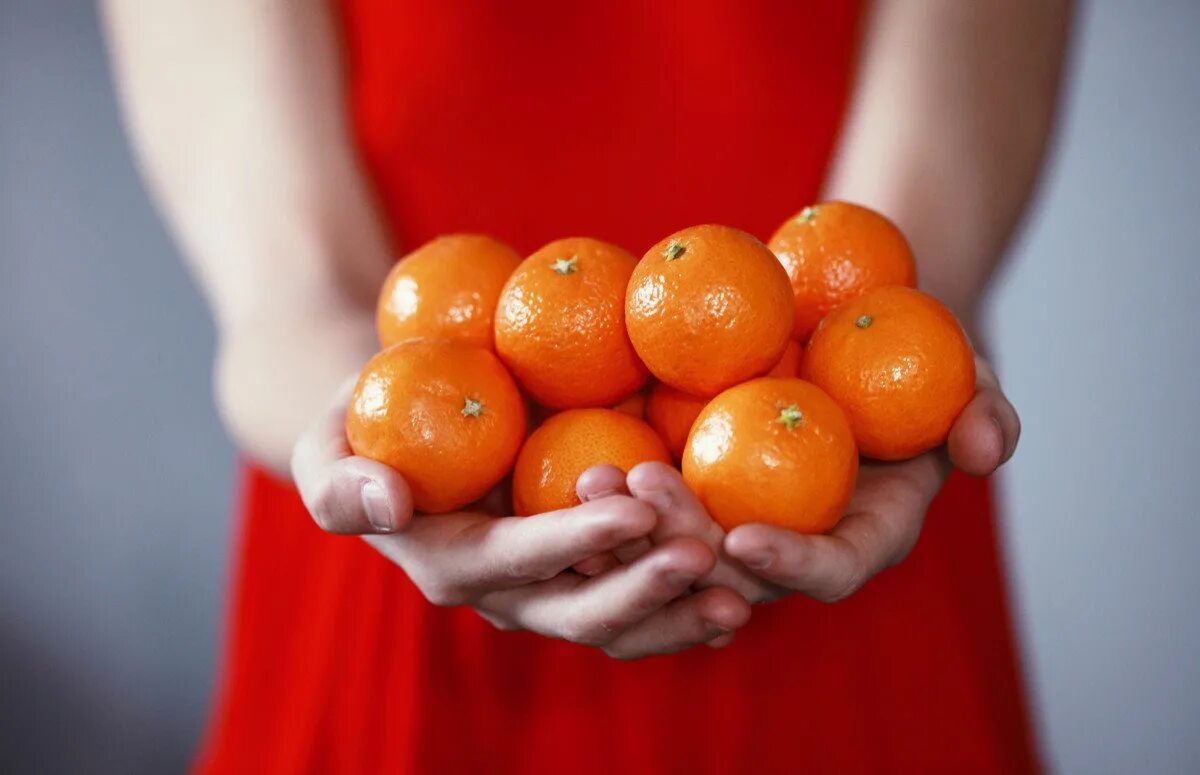 Почему мандарин оранжевый. Мандарин. Мандарин в руке. Девушка с мандаринами. Мандариновая кожура.