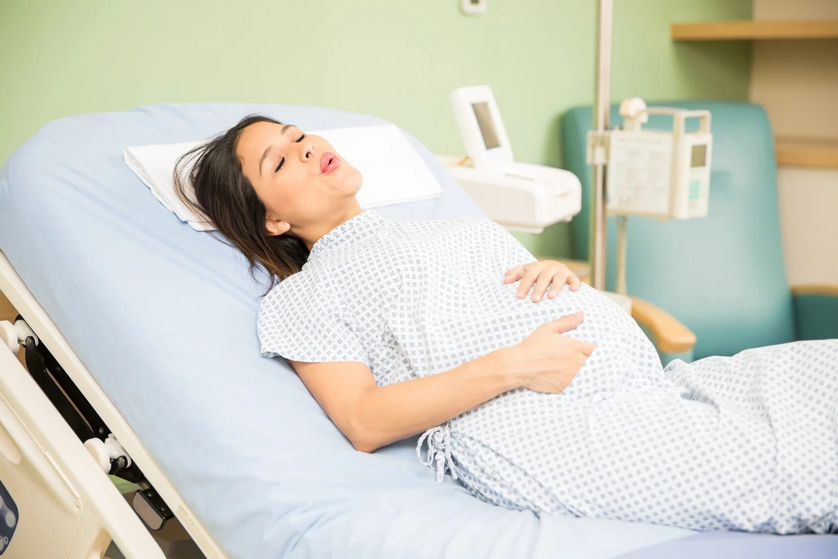 Фото роды беременной. У беременной схватки. Беременные женщины рожают. Беременная женщина в клинике. Беременная женщина схватки.