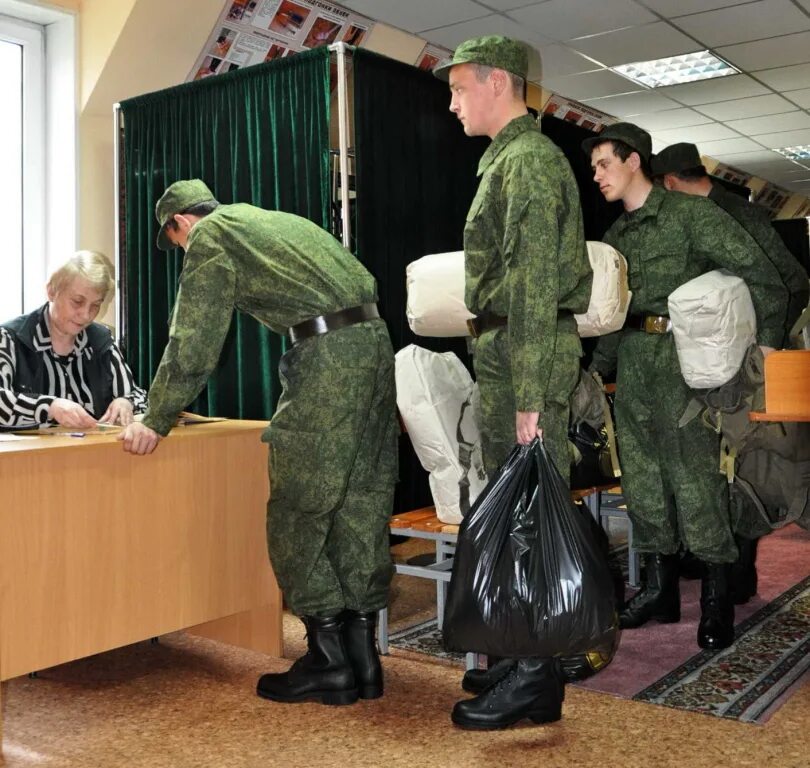 Призыв граждан на военную мобилизацию. Пункт сбора военнослужащих. на призывном пункте. новобранцы в армии в части. пункт призыва на военную службу.