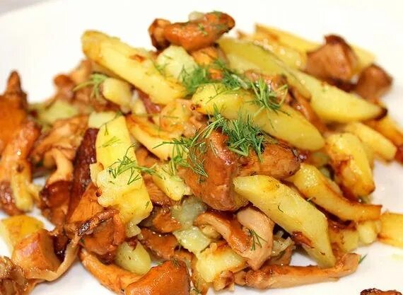 Жареная картошка с рыжиками на сковороде. Жареные лисички с луком на сковороде картошкой. Лисички грибы с картошкой жареные. Жареные лисички с луком на сковороде картошкой. Картошка с лисичками на сковороде.