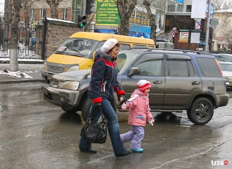 Нарушение правил пешеходом. Дети нарушители ппплдд. Пешеходы нарушают. Дети через дорогу. Дети переходят дорогу.