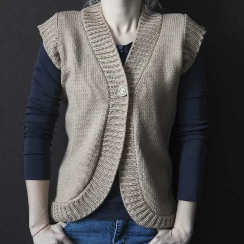 Трикотажная жилетка на пуговицах. Жилетка на пуговицах. Вязаный жилет на пуговицах женский. Жилетка на пуговицах. Вязаный жилет на пуговицах.