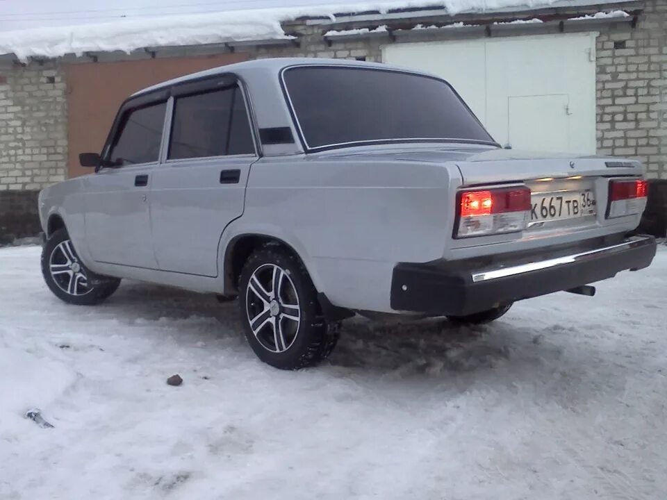 Брызговики 2105. Брызговики Приора на ВАЗ 2107. Брызговики от Приоры на ВАЗ 2107. ВАЗ 2107 задние брызговики от Приоры. Универсальные брызговики на ВАЗ 2107.