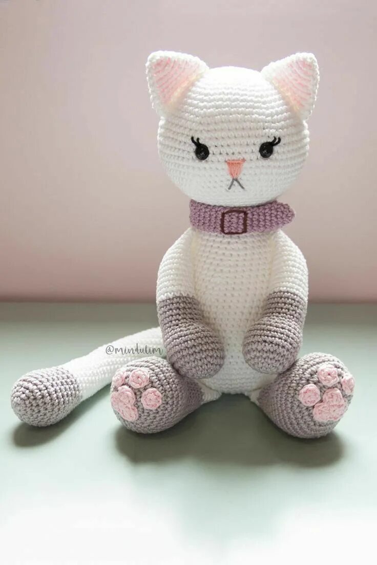 Вязаные кошки крючком. Вяжем кошечку крючком. Котик крючком. Вязаные игрушки кошки. Вязаный кот.