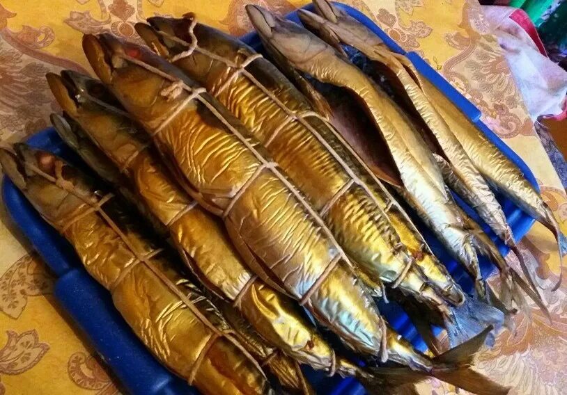 Копченая рыба с камчатки. Рыба на рынке ассортимент. Рыбный рынок в ейске. Черноморская рыба барабулька копченая. Продаем копченую рыбу.