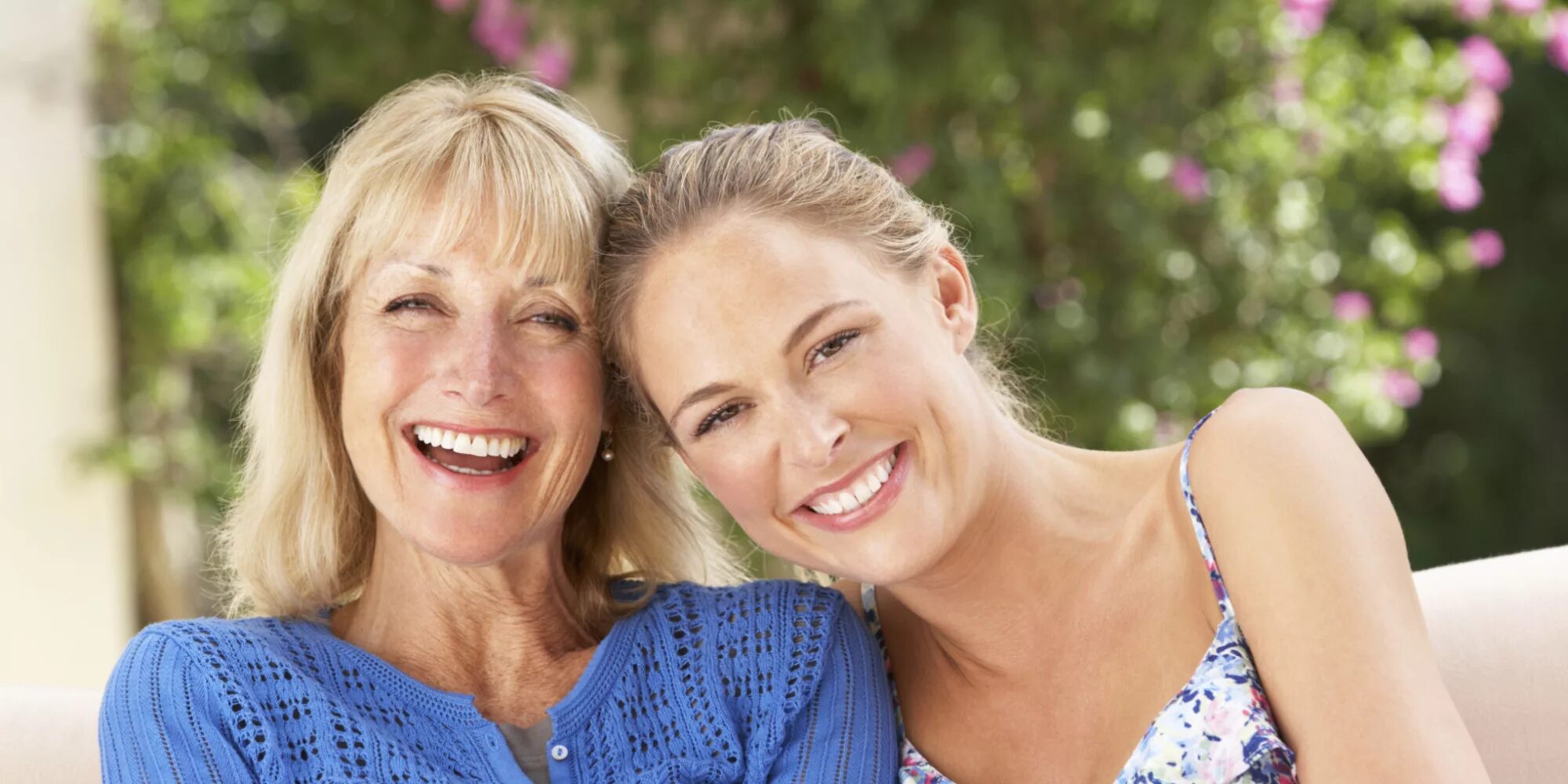 Mother daughter. Мама фото одна. Женщины разных возрастов. Счастливые женщины разных возрастов. Счастливая женщина мама.