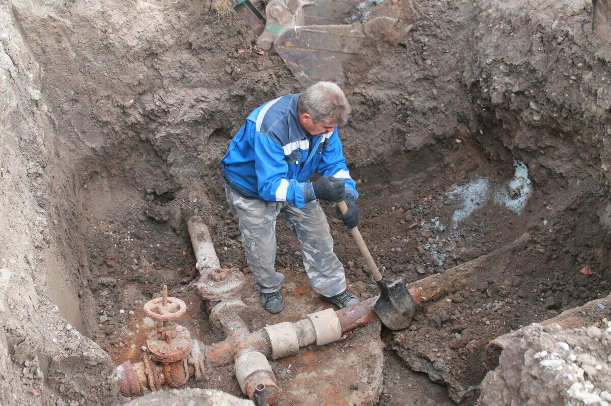 Старый водопровод. Сети водоснабжения. Сельский водопровод. Ремонт водопровода.