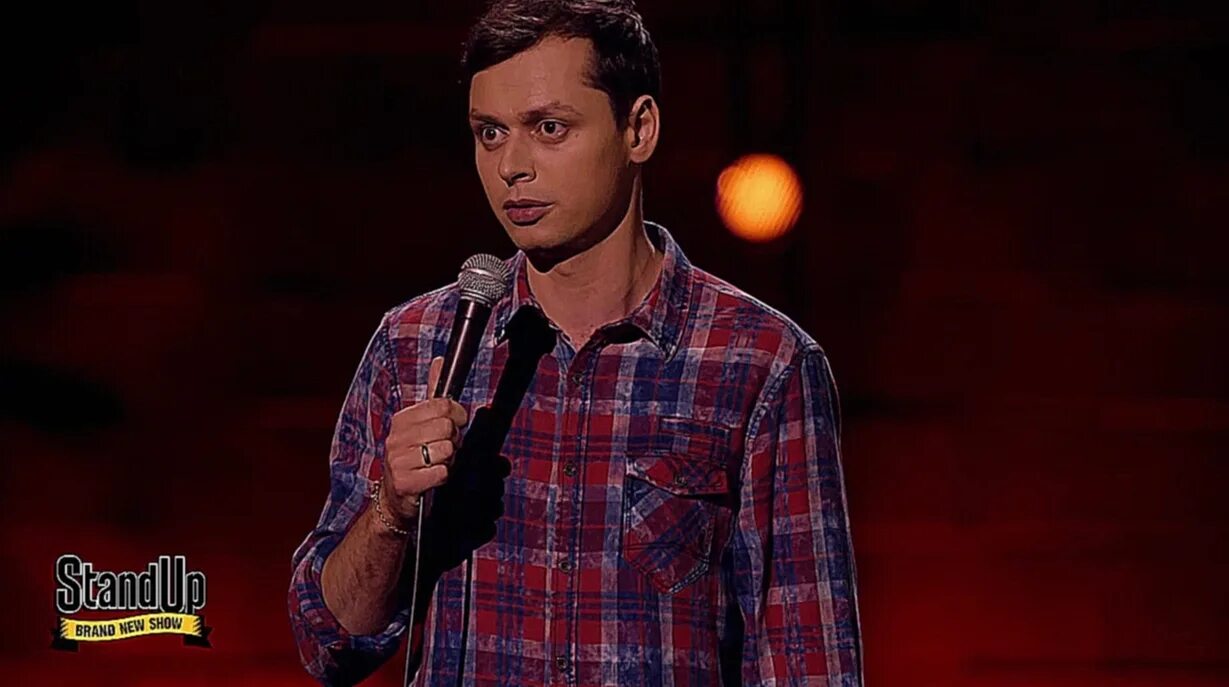 Как стать стендап комиком. Виктор комаров stand up. комаров комик стендап. стендапер виктор комаров. комик стенд ап виктор комаров.