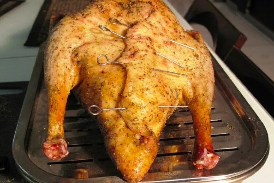 домашний гусь в духовке. сколько готовится гусь. гусь запеченный в духовке. как приготовить гуся в духовке. гусь разделанный в духовке.