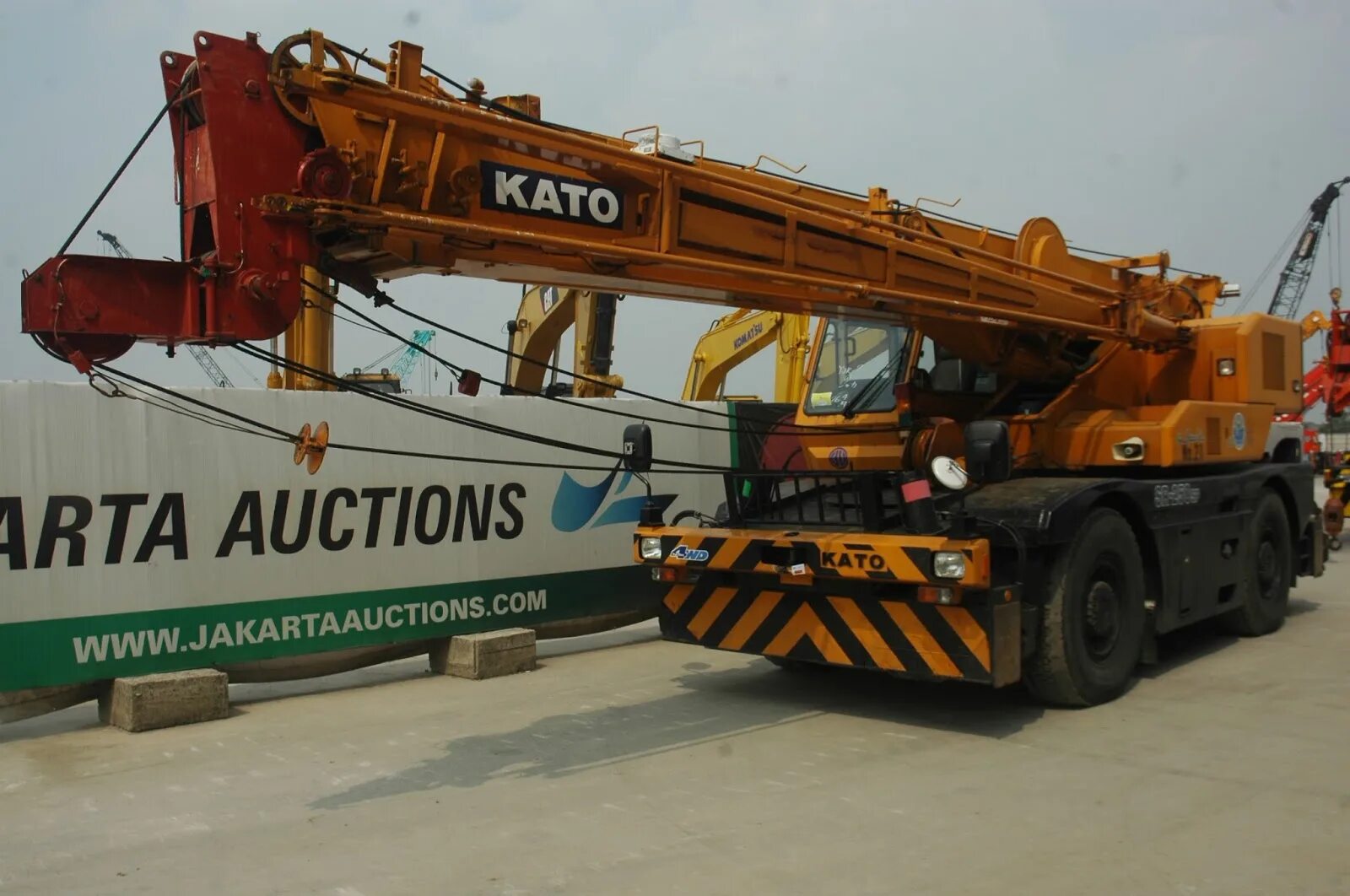 Kato off. Като kr25h v2. Kato kr-25h. Като kr25h-v2 1996 г.. Короткобазный кран 25 тонн.