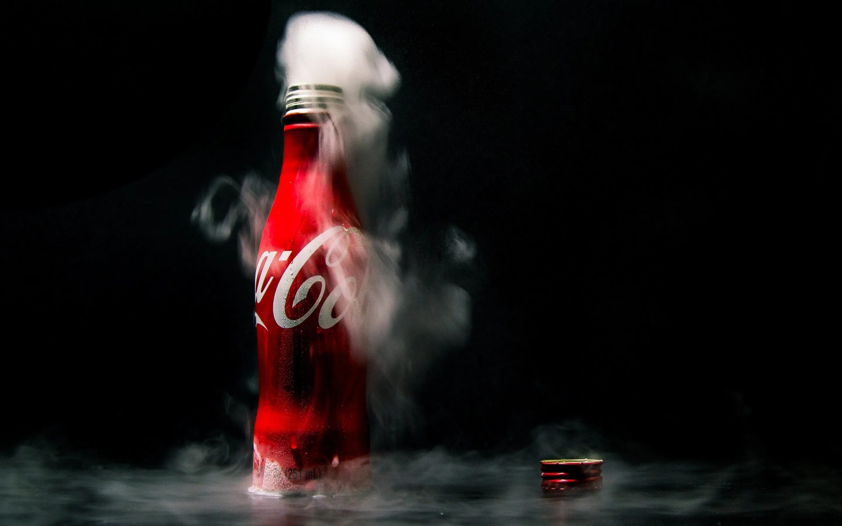 Обои coca cola. Кока кола на столе. Кока кола логотип. Кока кола бутылка. Кока кола на Красном фоне.