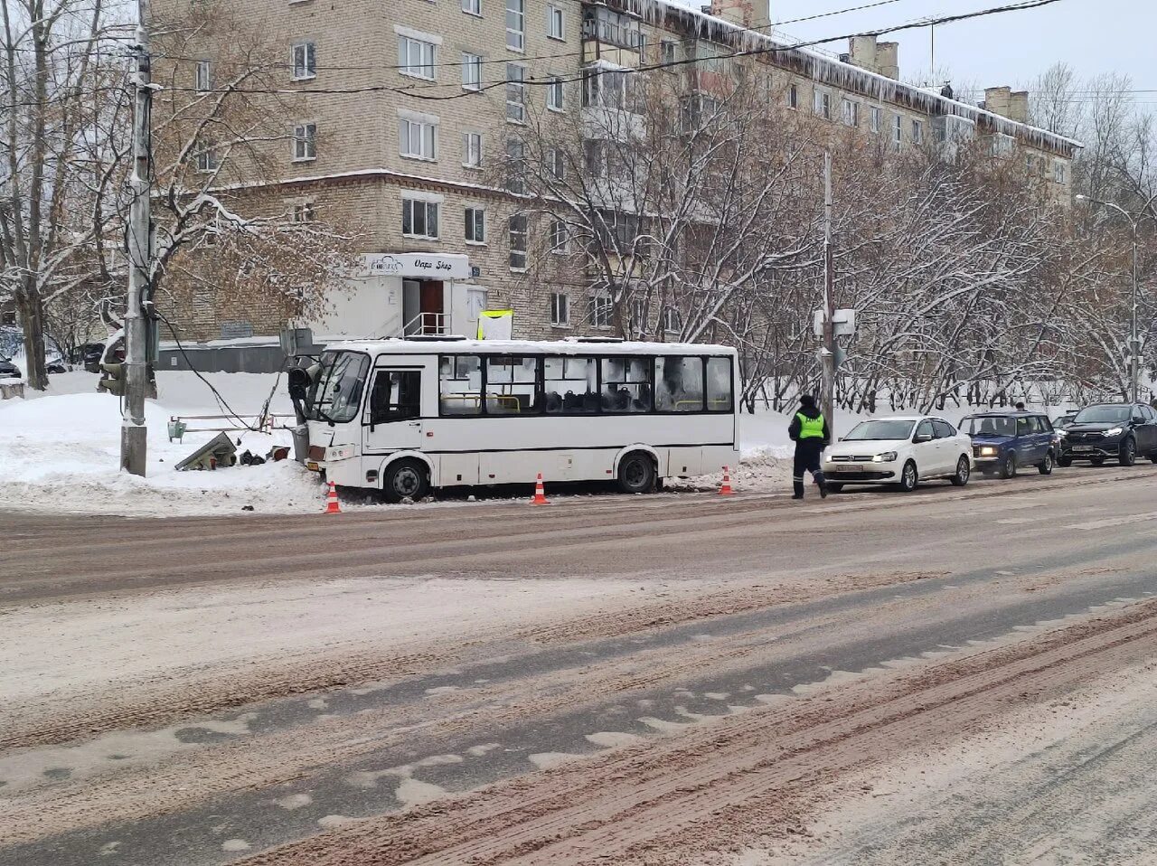 Октябрьская 106 Каменск-Уральский. ДТП С автобусом Каменск-Уральский. Алюминиевая 12 Каменск Уральский. Авария в Каменске автобус.