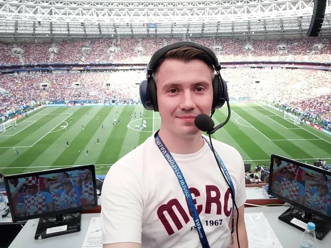 Комментатор чемпионата по футболу. Генич футбольный комментатор. Комментатор чемпионата по футболу. Комментатор чемпионата по футболу. Комментатор чемпионата по футболу.