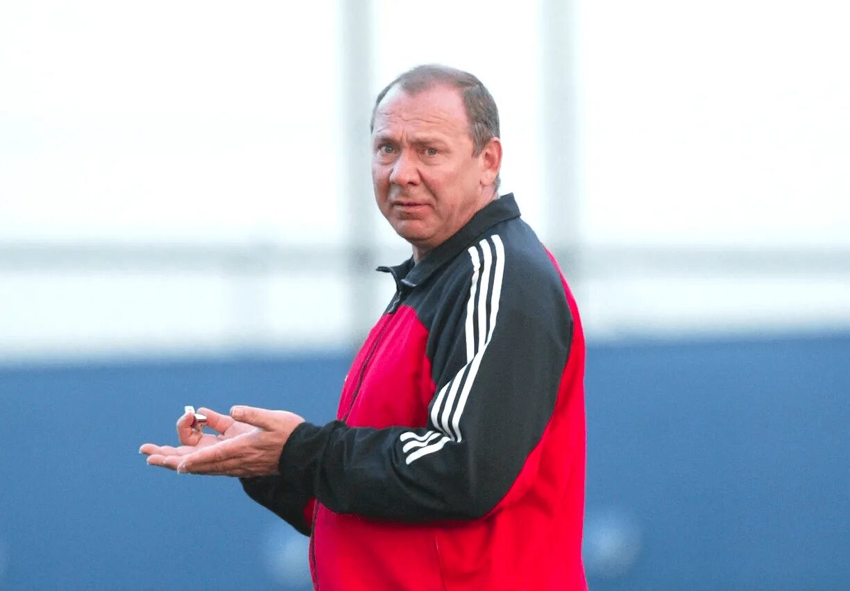 Тренер романцев биография. Олег романцев футболист. Романцев тренер. Тренер романцев биография. Олег иванович романцев.