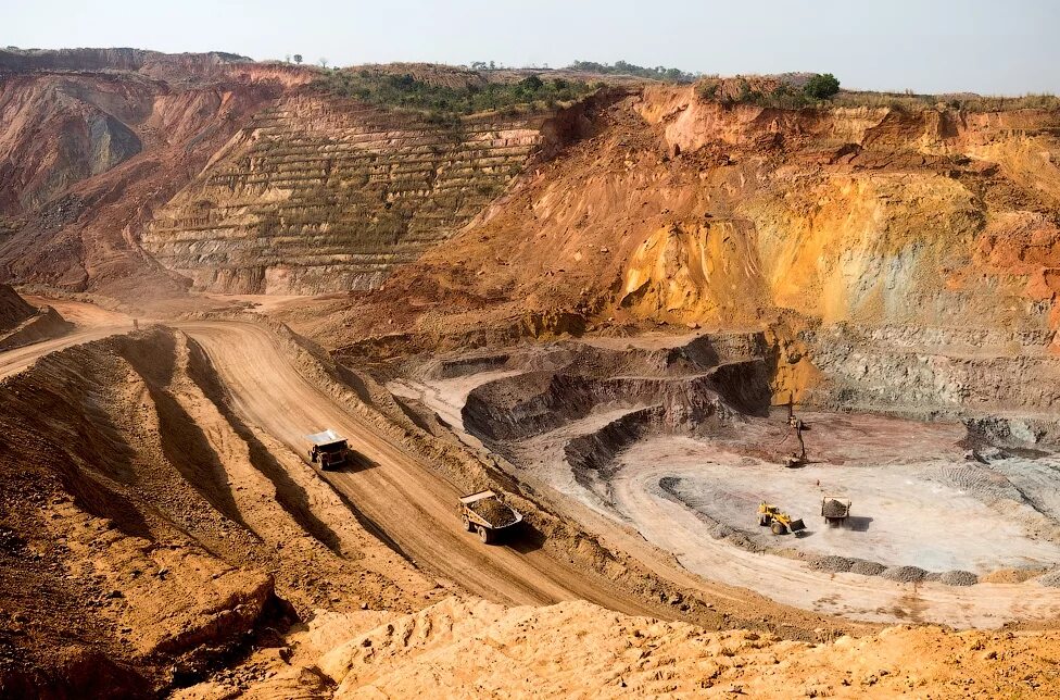 Добыча ископаемых в карьере. Калгурли. Саумское медно-цинковое месторождение. Рудник бингем-каньон юта. Межозерный рудник карьер.