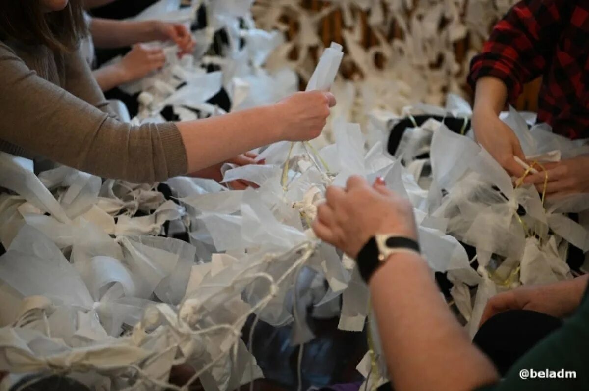 Сплести маскировочной сетки. Схемы маскировочных сетей. Плетение маскировочных сетей волонтеры. Акция плетение маскировочных сетей. Добровольцы плетут маскировочные сети.