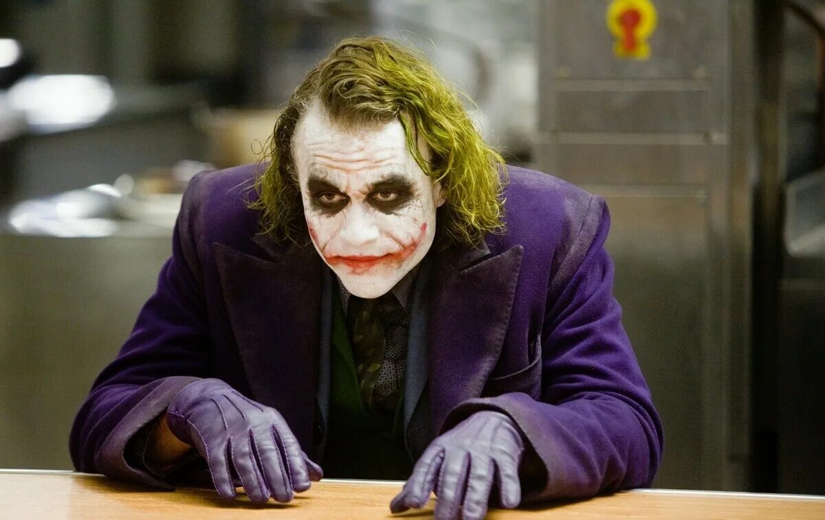 Джокер аркхем ориджин. Причёска джокера хита леджера. Лучшие злодеи. Фильмы с харизматичными злодеями. Джеймс джуд кортни майкл майерс.