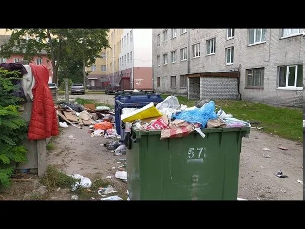 Воняет помойкой. Свалка. Дачи на месте свалки находки. Человек в противогазе на свалке. Воняет помойкой.