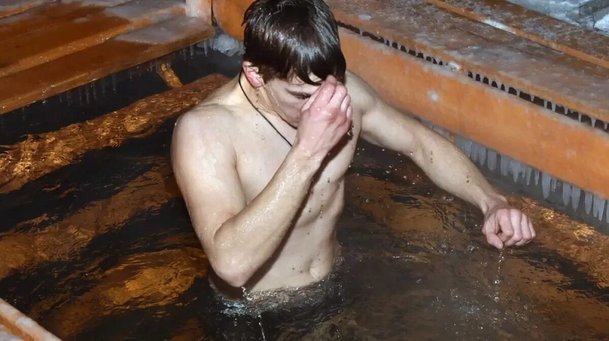 Купание в фонтане в одежде. Люди купаются. Дети купаются в озере. В чем купаются мужчины. Водное закаливание.