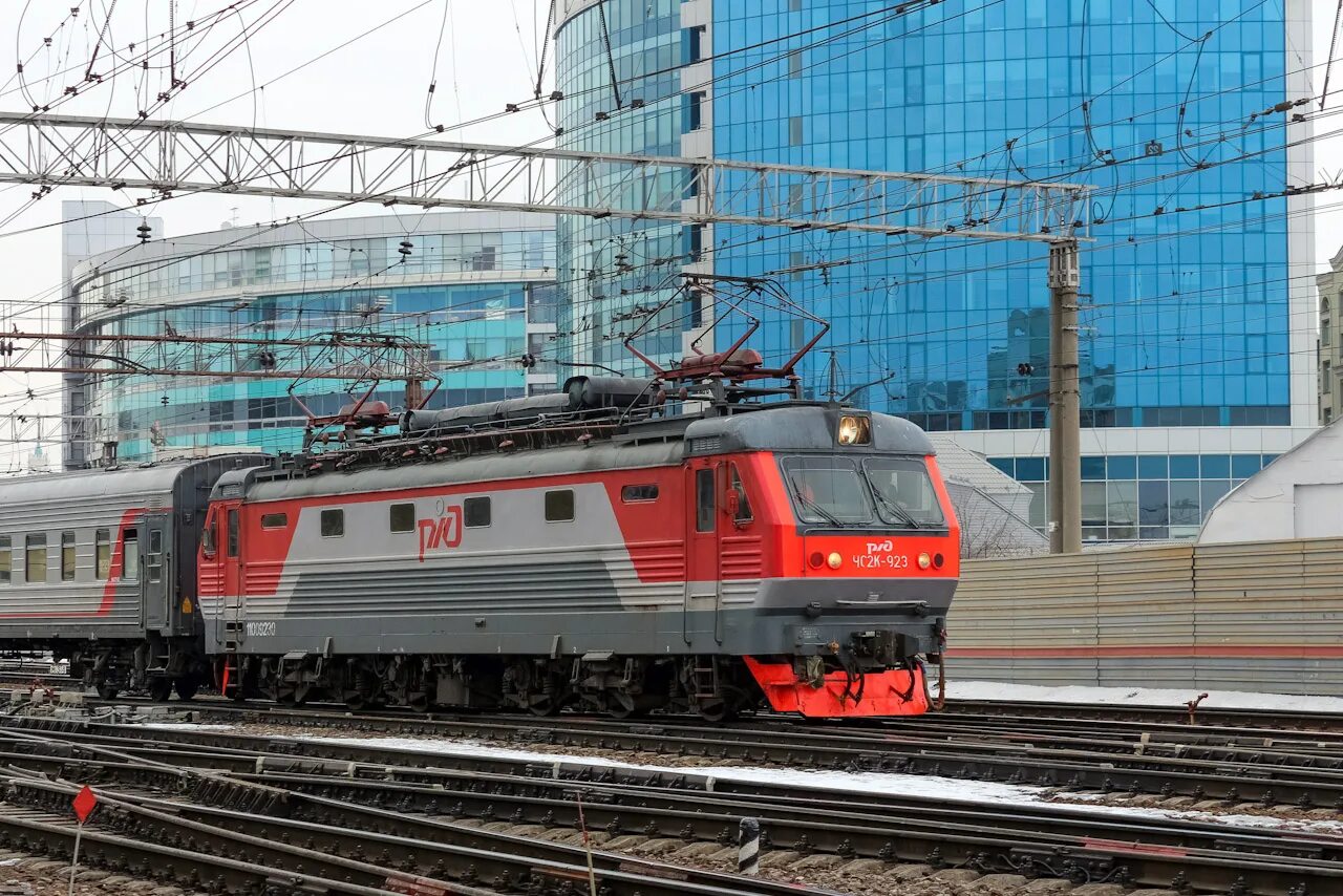 Электровозы москвы. Пассажирский Локомотив чс2. Чс2 электровоз. Казанский вокзал чс2к. Чс2 Москва.