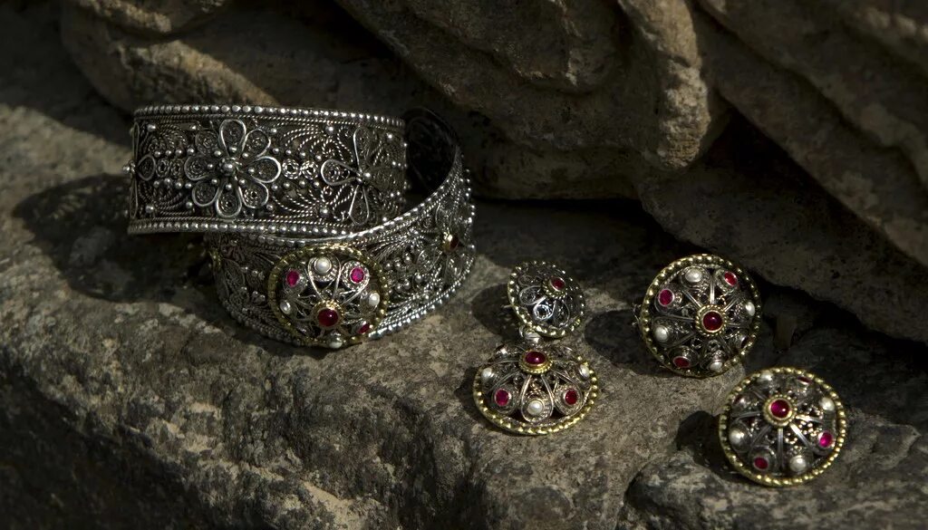 Армянские ювелиры. Армянский серебрени пояс. Армянские украшения. Sirusho pregomesh украшения. Грузинские национальные украшения.