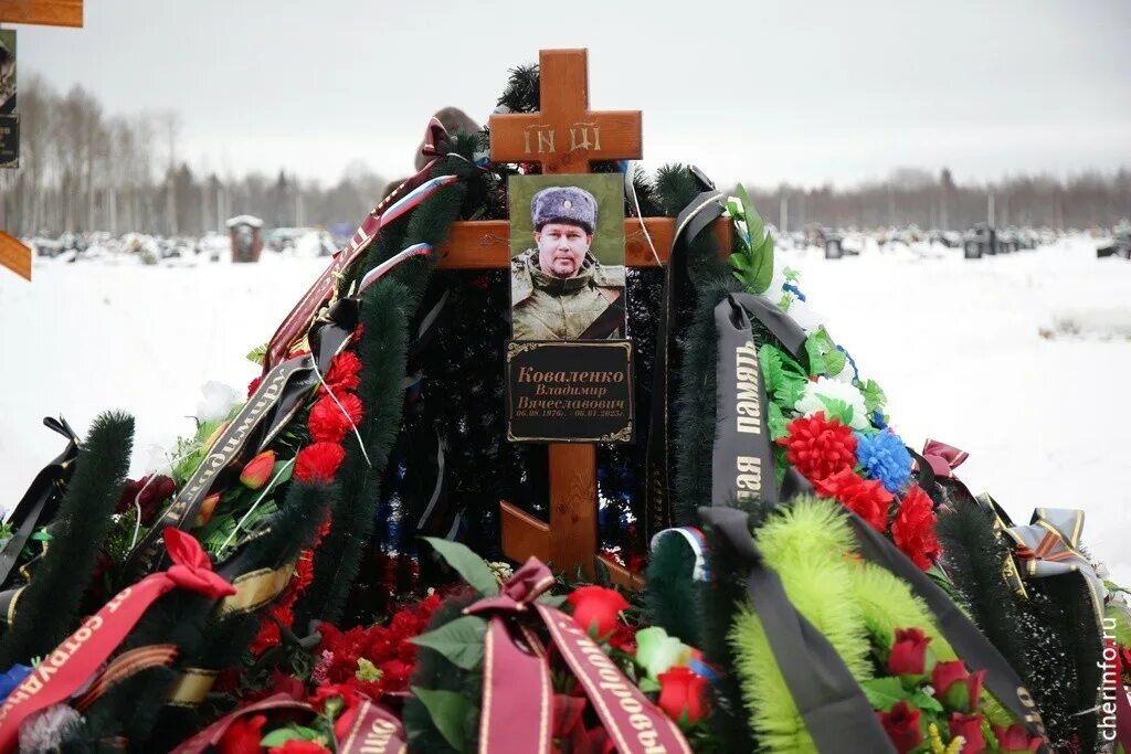 Сколько гибнут на сво. Могилы погибших в сво на Украине. Могилы солдат погибших на сво. Могилы погибших в сво в Ульяновске. Могилы погибших на сво в Каменске Уральском.