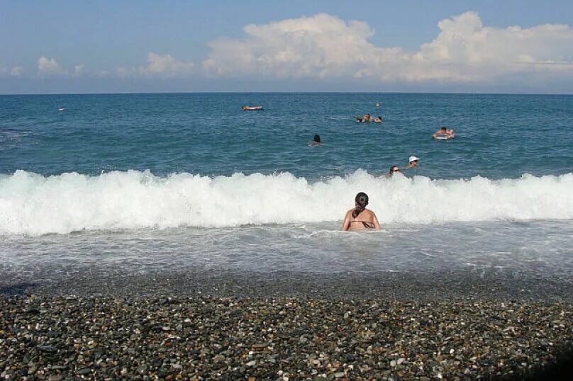 В конце октября когда последние курортные. Черное море пляж Адлер. Галечный пляж Адлер. Сочи Адлер черное море. Сочи Адлер пляж.