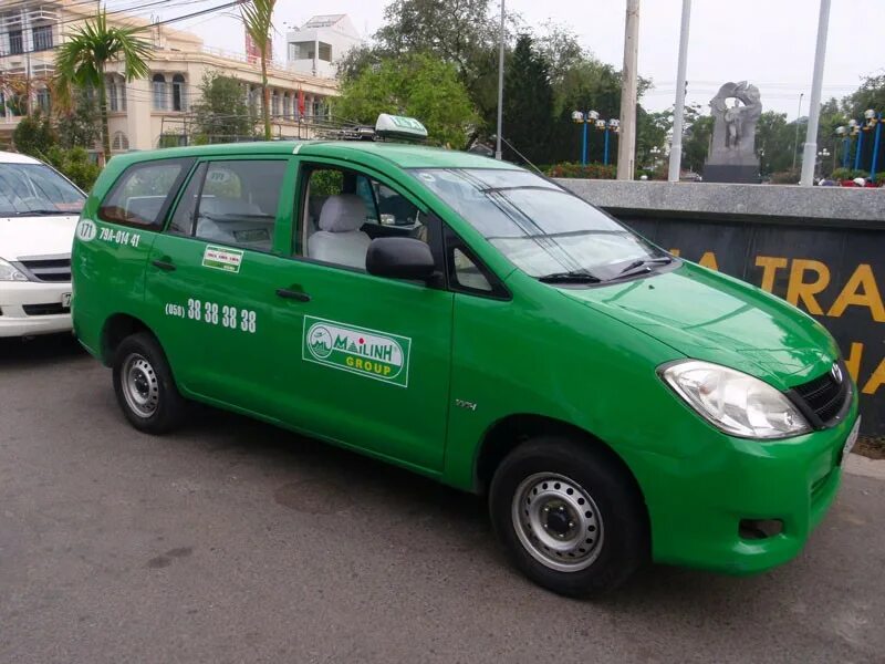 Такси Хошимин Тайнинь. Фирма такси Хошимин. Серебристый минивэн такси Хошимин. Такси во Вьетнаме.