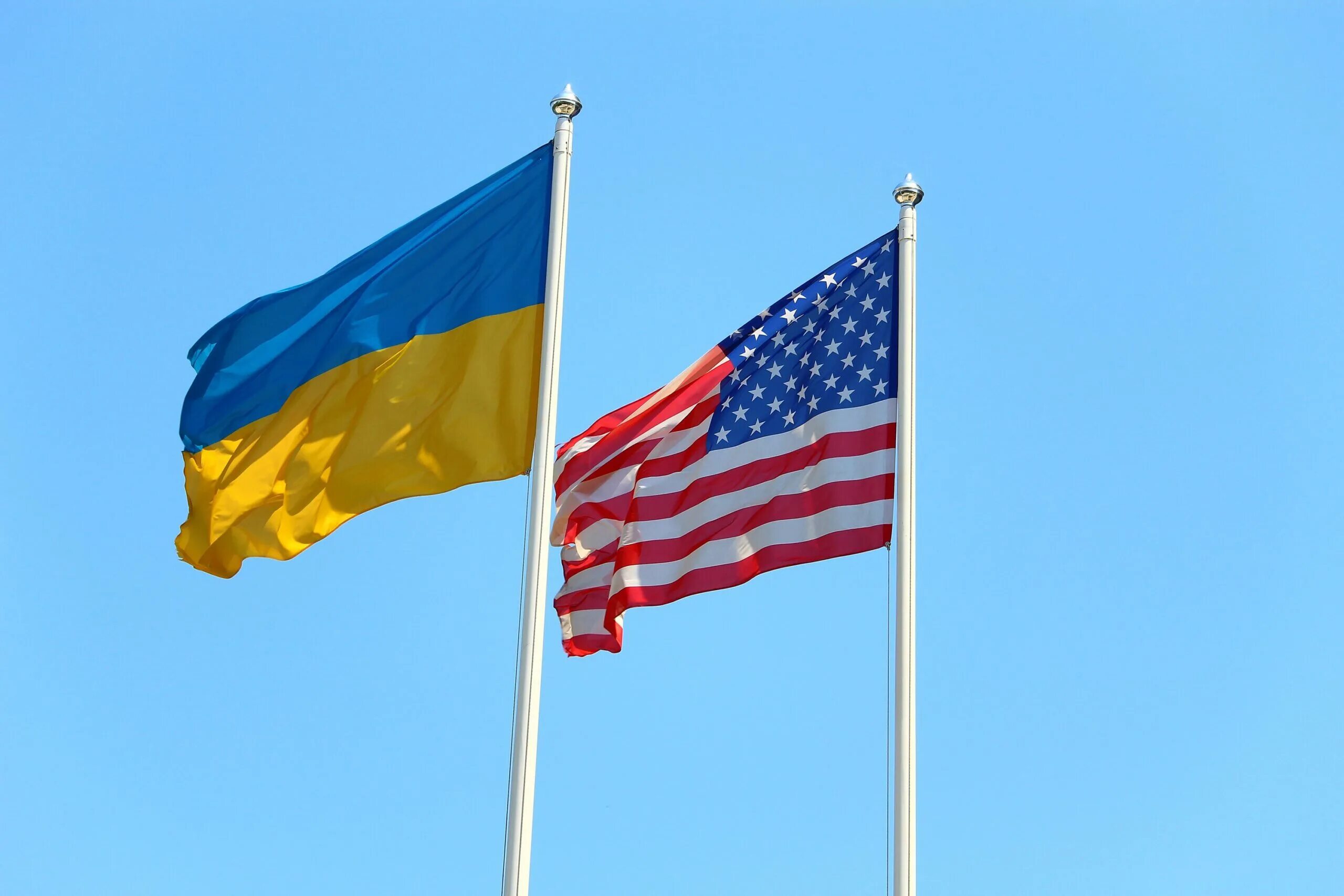 Новый пакет украине от сша. США Украина. Флаг Украины и США. Американский флаг в Украине. Правительство США.