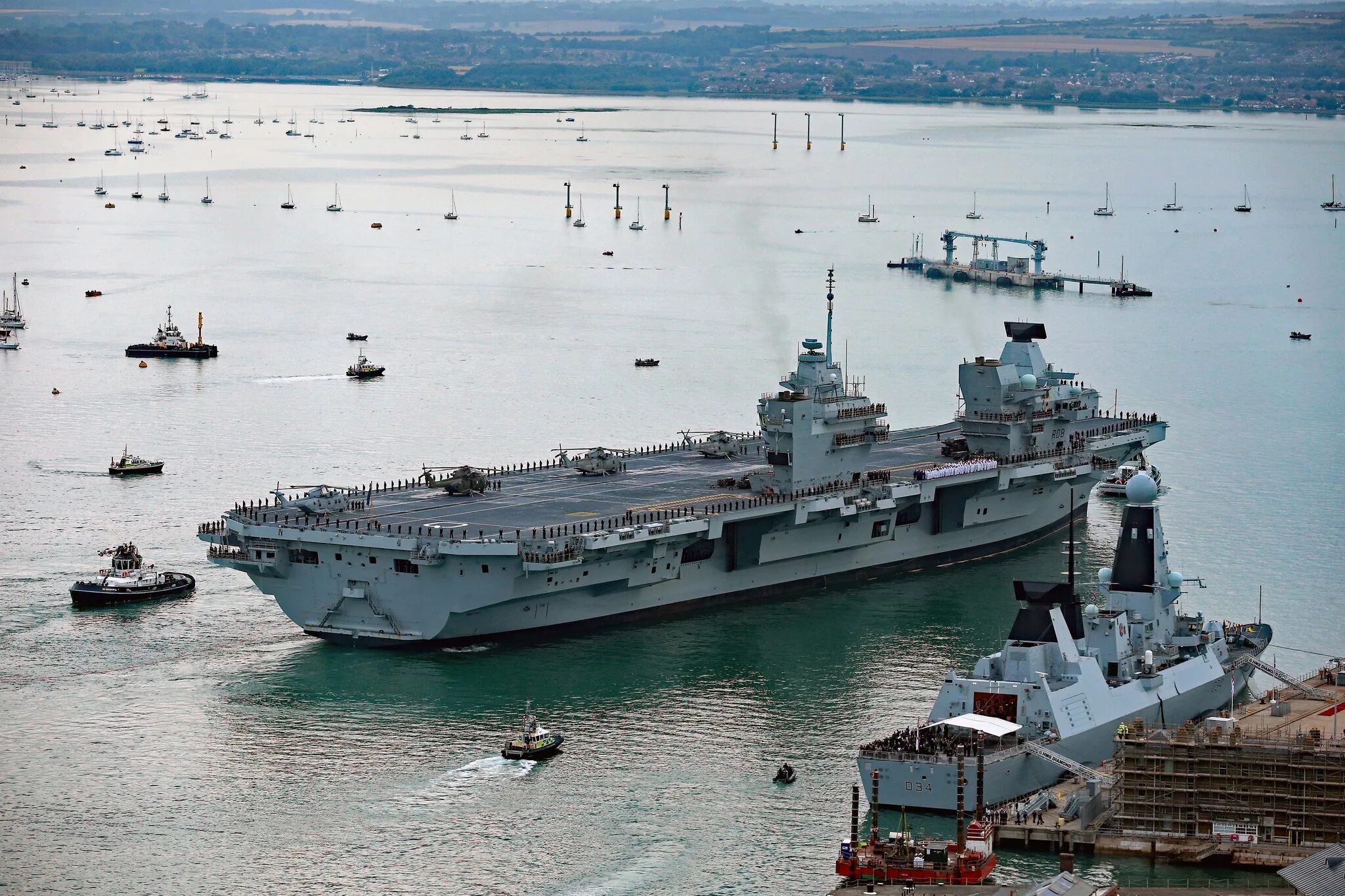 Флот на английском. Британский авианосец HMS Queen Elizabeth. Авианосец Квин Элизабет. Британские авианосцы куин Элизабет. Авианосцы типа «куин Элизабет».