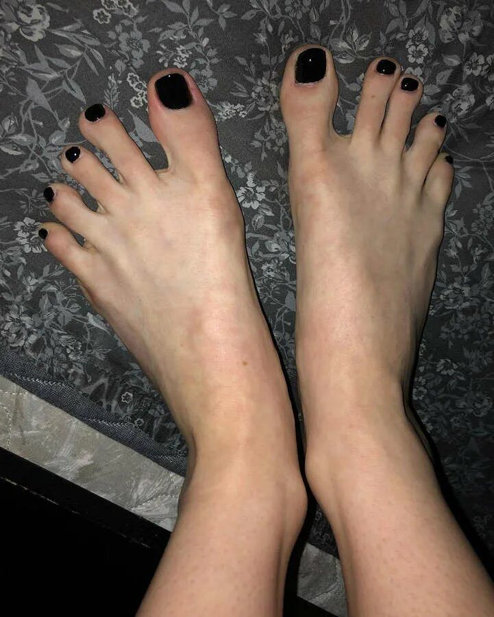 Бонни Райт feet.