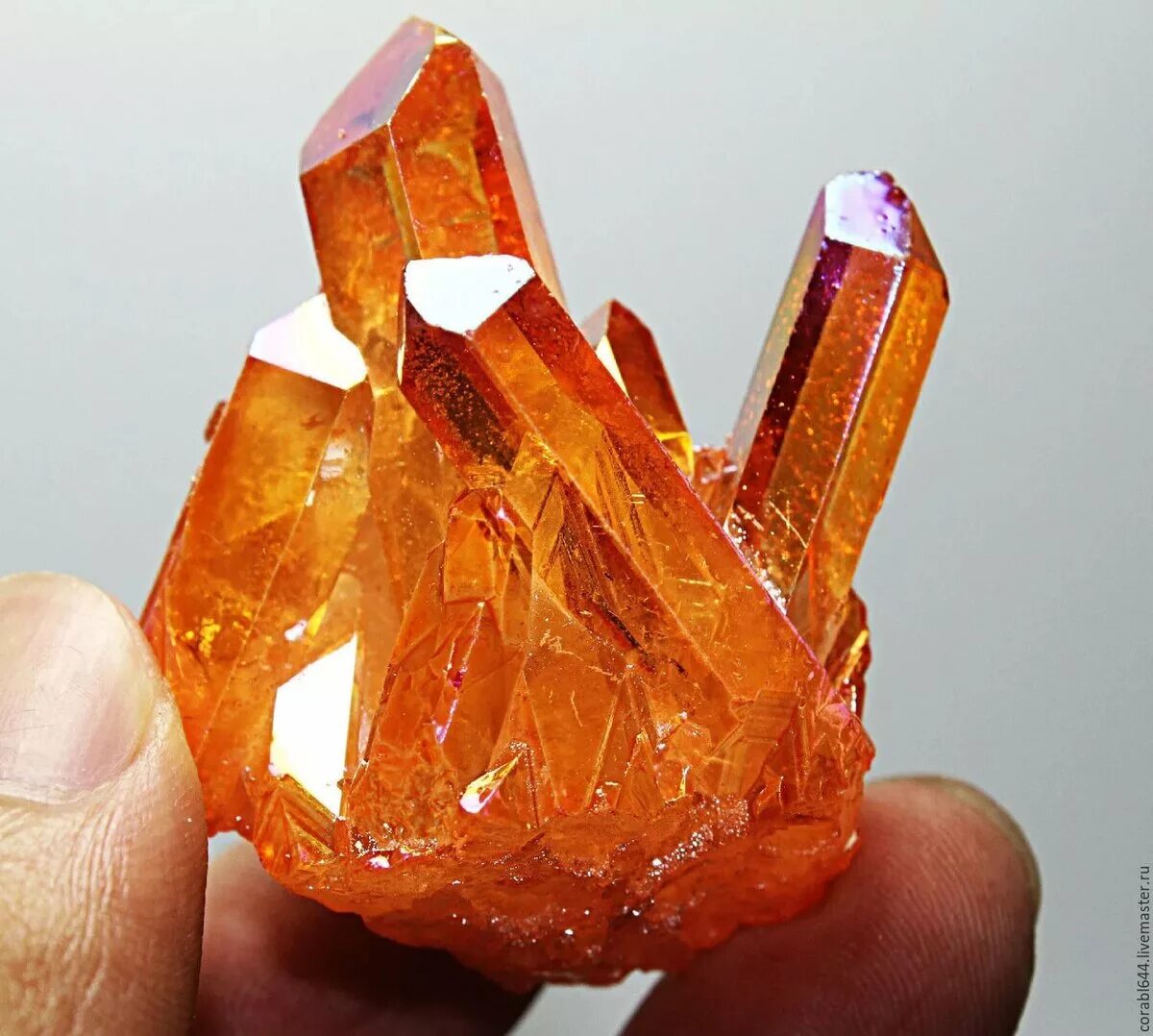 мандариновый кварц. оранжевый кристалл. вульфенит минерал. оранжевая аура кварц. оранжевый кристалл.