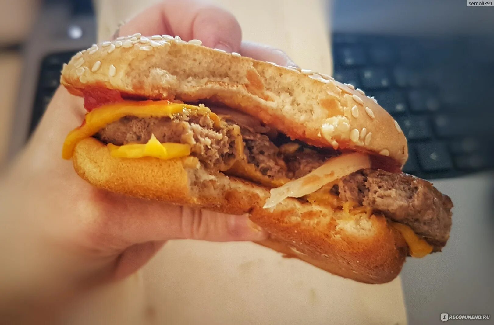 Mcdonald's чизбургер. Двойной роял чизбургер. Двойной чизбургер де люкс макдональдс. Двойной роял чизбургер. Двойной чизбургер бургер кинг.